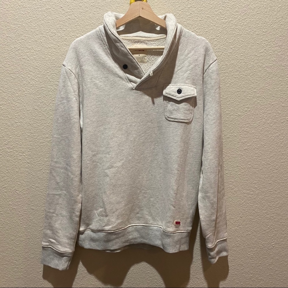 M Levi’s sweater